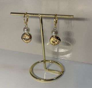 Pendientes y collar dorados con perlas