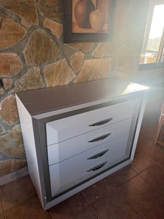 Cómoda de 4 cajones plateada y blanca
