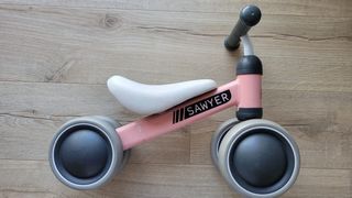 Triciclo. Bicicleta de aprendizaje rosa Sawyer