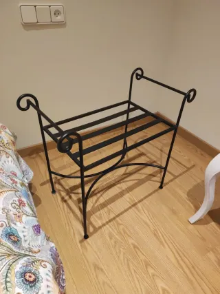 Banqueta de forja con cojín blanco