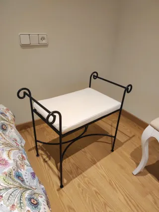 Banqueta de forja con cojín blanco
