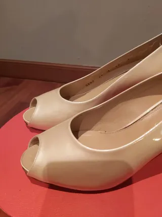 Zapatos Peep Toe Beige Talla 38 en charol