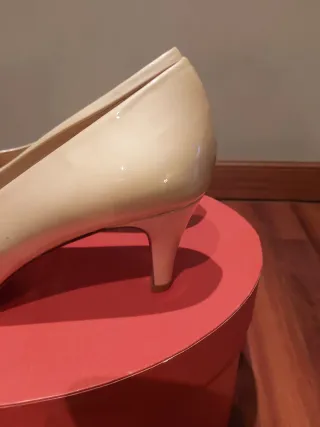 Zapatos Peep Toe Beige Talla 38 en charol