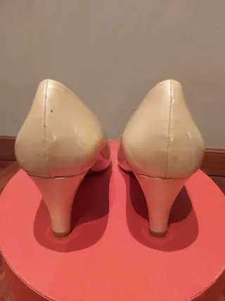 Zapatos Peep Toe Beige Talla 38 en charol