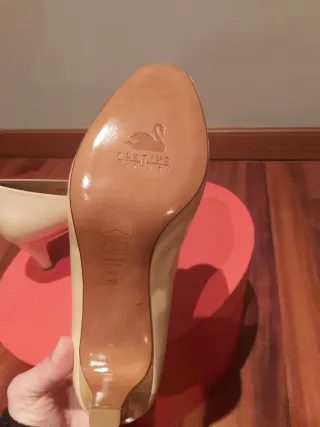 Zapatos Peep Toe Beige Talla 38 en charol