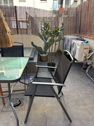 Mesa y 4 sillas de exterior cristal y metal