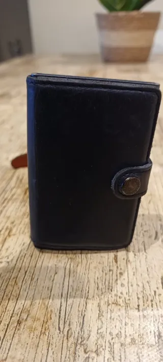 Tarjetero SECRID Miniwallet Piel Azul y Aluminio.