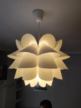 Lámpara colgante Ikea KNAPPA blanca.