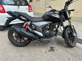 Moto Keeway Naked Negra y Gris