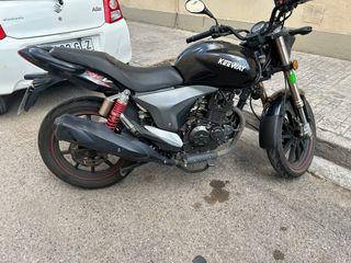 Moto Keeway Naked Negra y Gris
