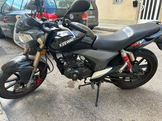 Moto Keeway Naked Negra y Gris