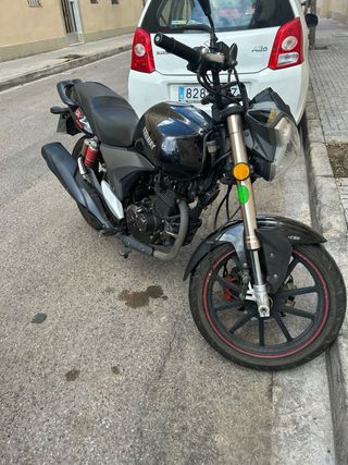 Moto Keeway Naked Negra y Gris