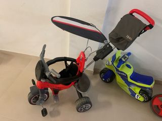 Triciclo infantil rojo con capota