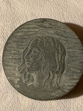 Portagioie in pietra ollare con profilo donna