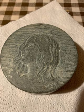 Portagioie in pietra ollare con profilo donna