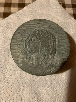 Portagioie in pietra ollare con profilo donna