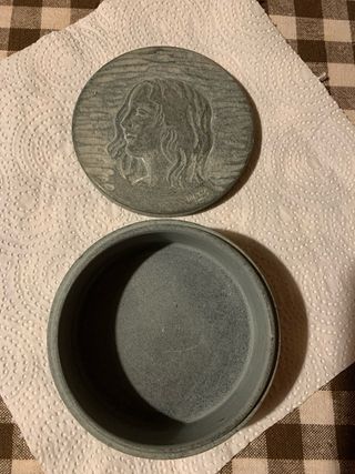 Portagioie in pietra ollare con profilo donna