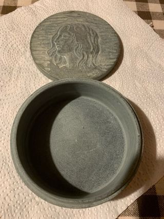 Portagioie in pietra ollare con profilo donna