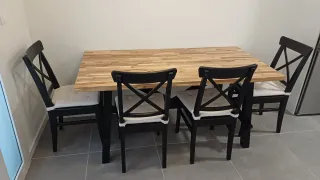 Mesa SKOGSTA + 4 Sillas IKEA ROSENTORP Negras