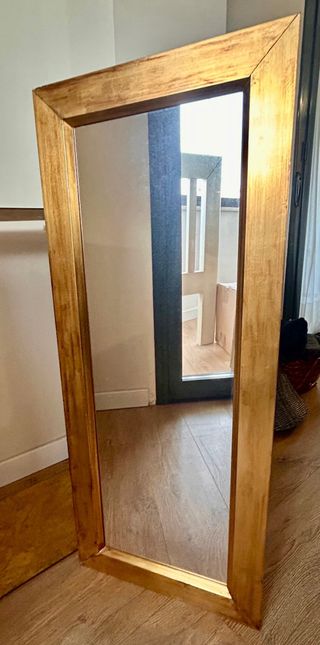 Mesa y espejo decorativo