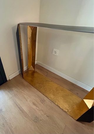 Mesa y espejo decorativo