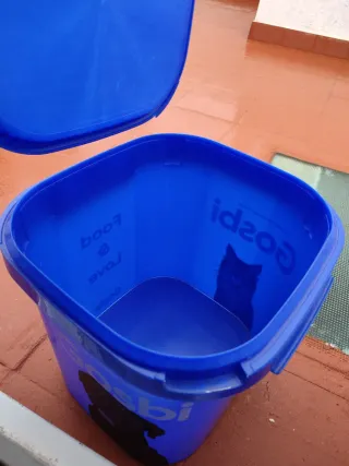 Cubo grande para pienso