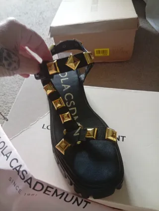 Sandalias Lola Casademunt negras y doradas