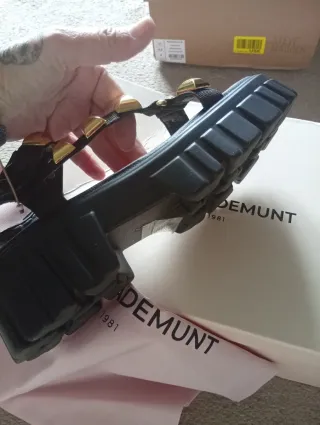 Sandalias Lola Casademunt negras y doradas