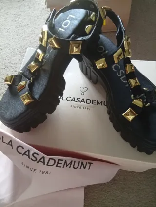 Sandalias Lola Casademunt negras y doradas