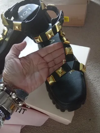 Sandalias Lola Casademunt negras y doradas