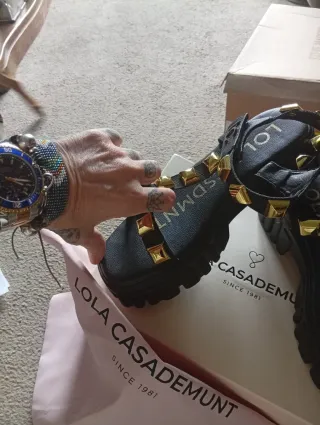 Sandalias Lola Casademunt negras y doradas