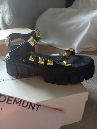 Sandalias Lola Casademunt negras y doradas