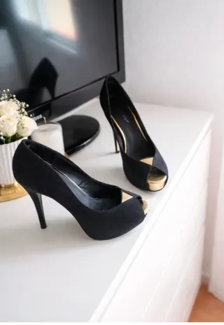 Zapatos de tacón negros y dorados