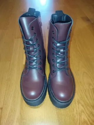 Botas estilo militar color berenjena