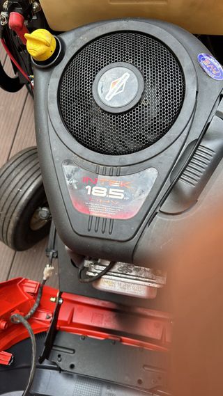 Trattore tosaerba Hydro 18,5 HP 102 di taglio