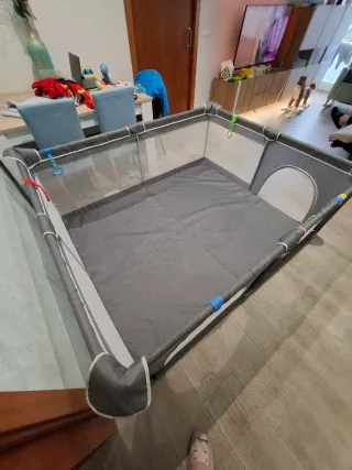 Parque infantil gris