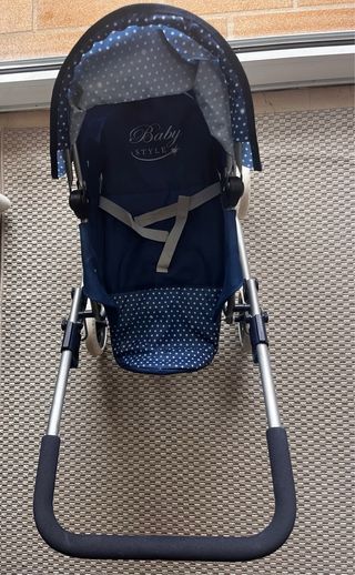 Carro de muñecas azul con estrellas.