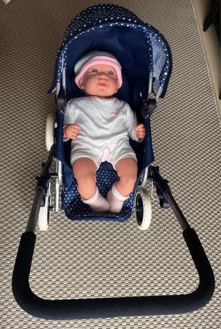 Carro de muñecas azul con estrellas.