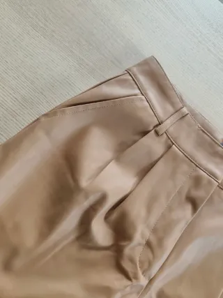 Pantalones cortos símil cuero beige