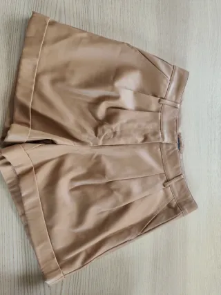 Pantalones cortos símil cuero beige