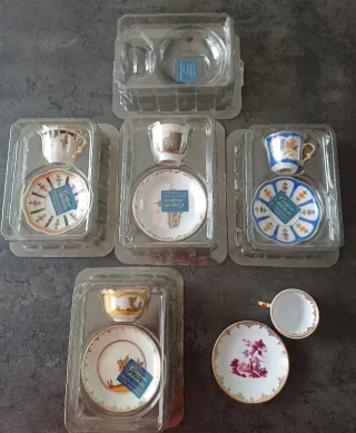 Set 5 tazzine e piattini in porcellana