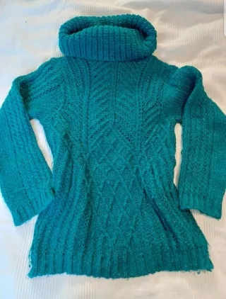 Camisola azul brilhante com gola alta