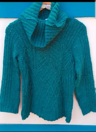 Camisola azul brilhante com gola alta