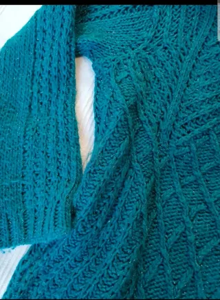 Camisola azul brilhante com gola alta