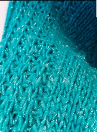 Camisola azul brilhante com gola alta