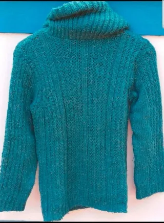 Camisola azul brilhante com gola alta