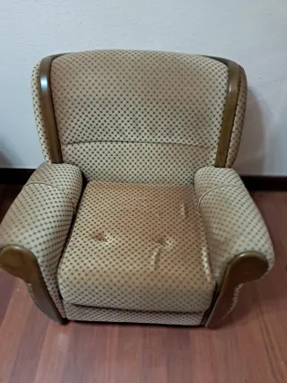 Sillón de tela y madera