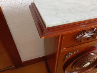 Taquillón antiguo con mármol y detalles