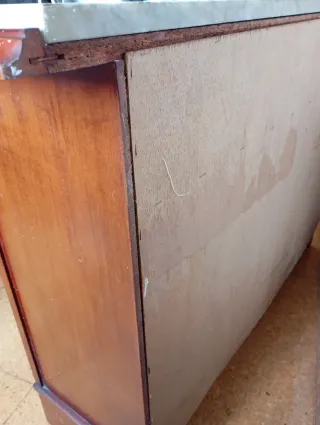 Taquillón antiguo con mármol y detalles