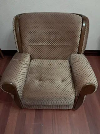 Sillón de tela y madera